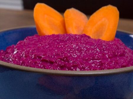 Hummus di barbabietole decorato con carote crude affettate