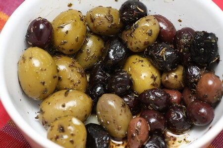 Olive di divesi colori condite con olio e origano