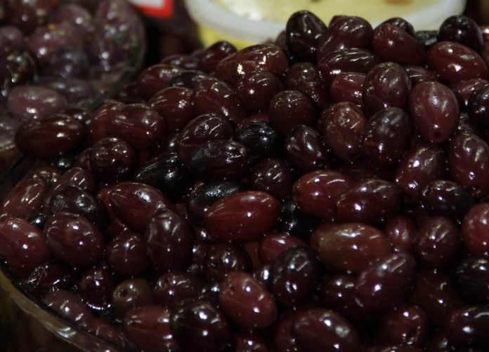 Come sono le olive conservate in salamoia pronte per il consumo Olive nere stagiomate in salamoia e scolate