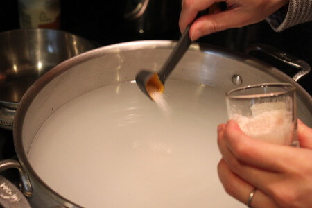 Come preparare la salamoia con acqua e sale