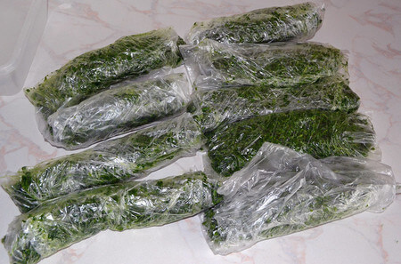 Prezzemolo avvolto nella plastica prima di essere messo nel freezer