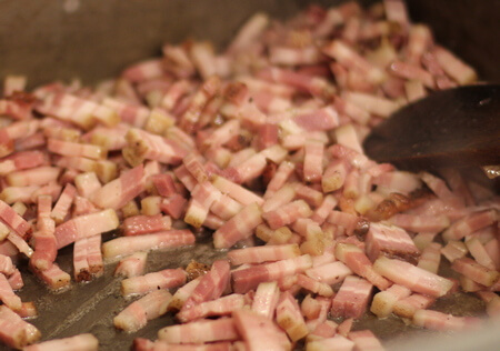 Come rosolare la pancetta tagliata a pezzetti
