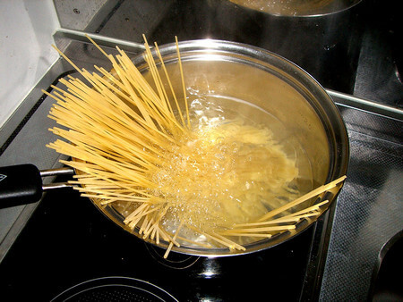 Spaghetti crudi appena tuffati nell'acqua bollente