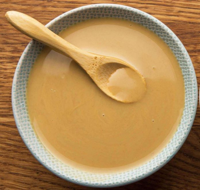 Ciotola contenente tahina fatta in casa piuttosto fluida