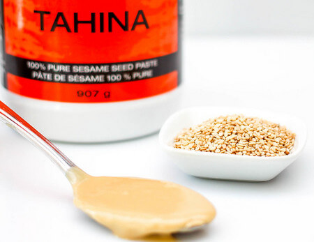 Cocchiaio contenente tahina di produzione industriale