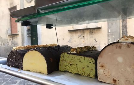 Torroni dei morti di diversi gusti in vendita a Napoli