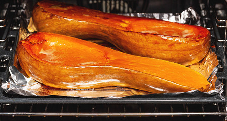 Zucca con la buccia messa a cuocere su leccarda nel forno