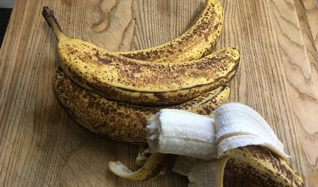 Banane molto mature ma ancora dalla polpa bianca e soda
