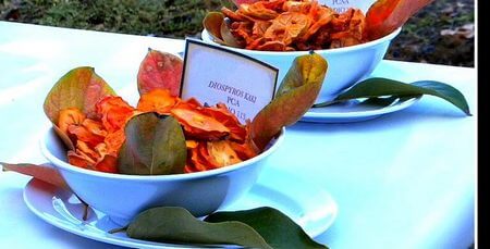 Cachi secchi in ciotole di ceramica