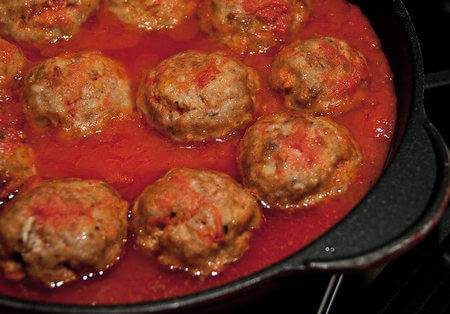 Cottura in casseruola delle polpette al pomodoro