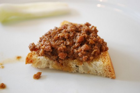 Ragù di carne bovina su crostino abbrustolito