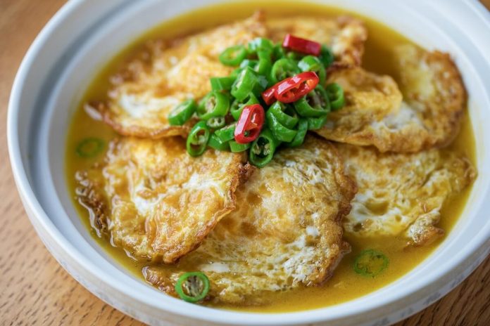 Fritatine di albumi in brodo nella scodella