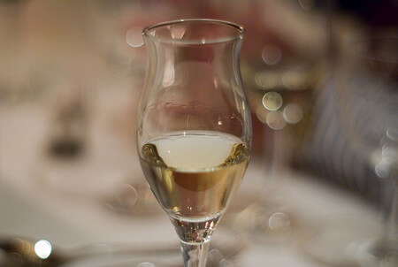 Bicchierino da liquori riempito a metà di grappa