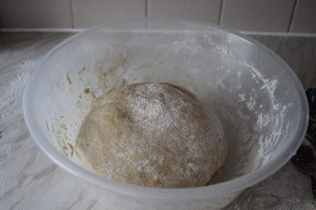 Ciotola con dentro impasto fatto con farina integrale