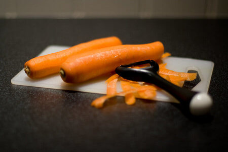 Carote pelate con il pelapatate