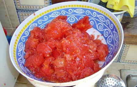 Ciotola contenente polpa di pomodoro a pezzi