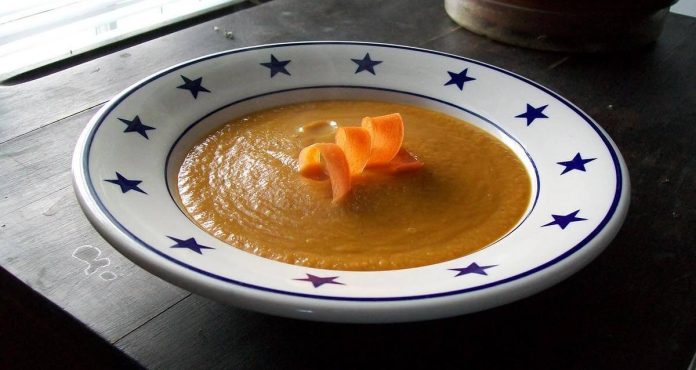 Fondina contenente la cremosa e detox vellutata di carote e zenzero