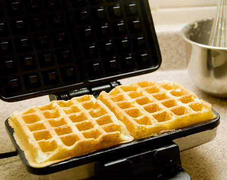 Waffle cotti nella piastra aperta