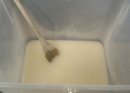 Ammoniaca per dolci sciolta in acqua tiepida