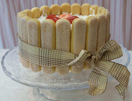 Torta Charlotte natalizia decorata con nastro