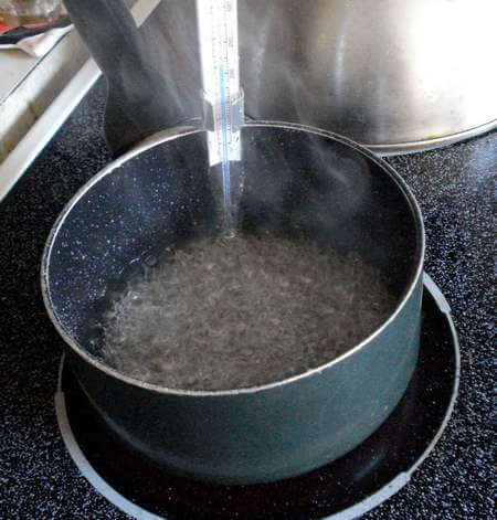 Cottura dello sciroppo di zucchero controllata con il termometro