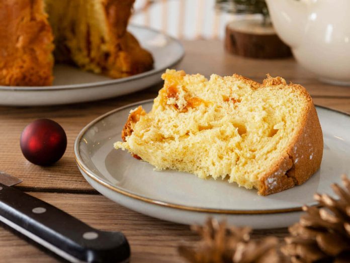 Fetta morbida e golosa di un panettone conservato correttamente Fetta soffice e fragrante di un panettone ben conservato