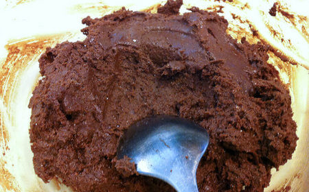 Impasto dei mostaccioli lavorato inizialmente con il cucchiaio