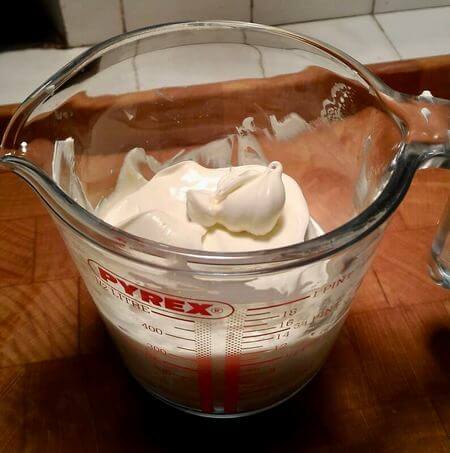 Aspetto del mascarpone lavorato a spatola per renderlo morbido