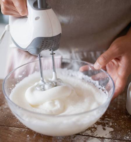 Come montare la panna con la frusta elettrica