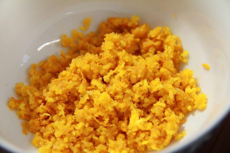 Buccia di arance non trattate grattugiata finemente 