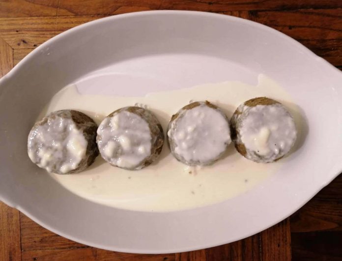 Sformatini di carciofi con salsa al taleggio in pirofila di ceramica bianca