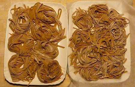 Tagliatelle di castagne infarinate su vassoi di cartone