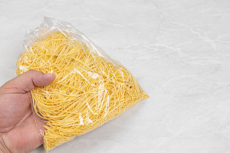 Taglierini artigianali induriti chiusi in sacchetto di plastica