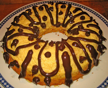 Torta di pandoro finto appena decorata con glassa al cioccolato fondente