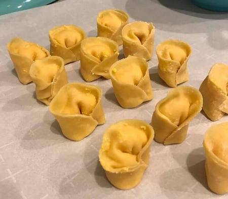 Tortelli appena fatti lasciati riposare su superficie piana