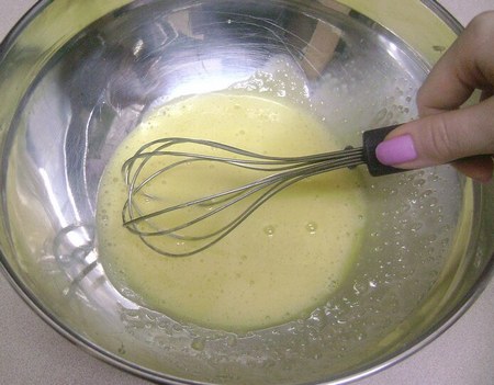 Come mescolare le uova crude