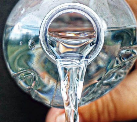 Acqua versata direttamente dalla bottiglia