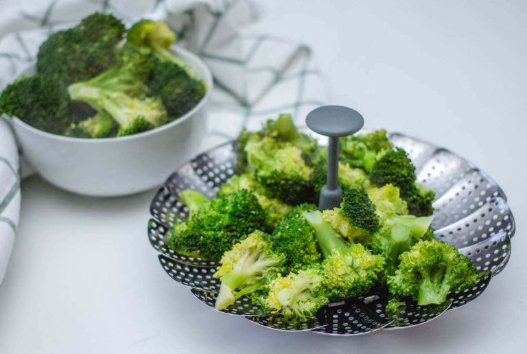 Broccoli cotti al vapore senza vaporiera nel cestello a petalo