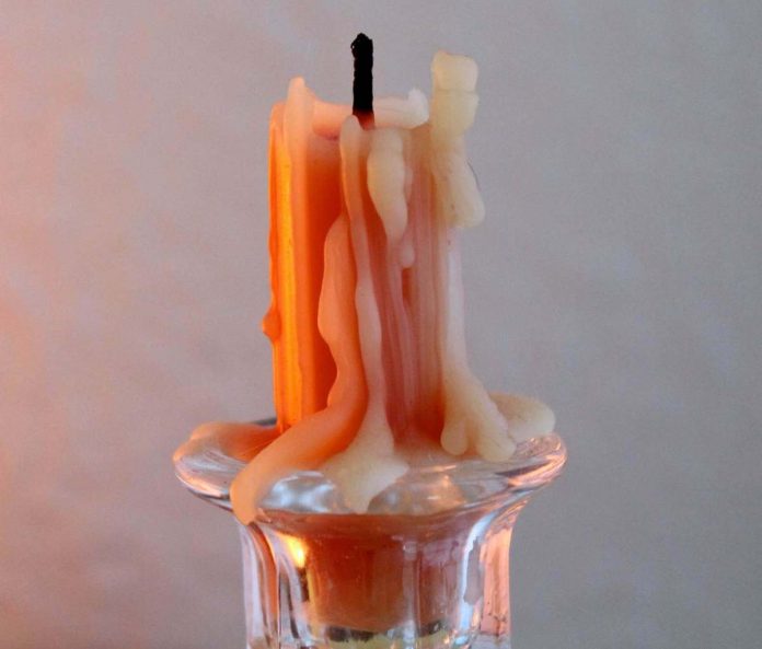 Cera colata da rimuovere dal portacandela in vetro