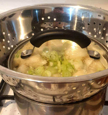 Come effettuare la cottura al vapore con pentola, scolapasta e coperchio