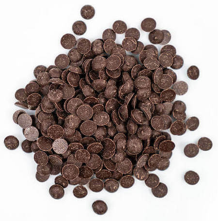 Gocce di cioccolato fondente raffreddate in freezer