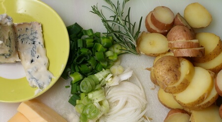 Ingredienti necessari per fare la quiche di patate, cipolle e gorgonzola
