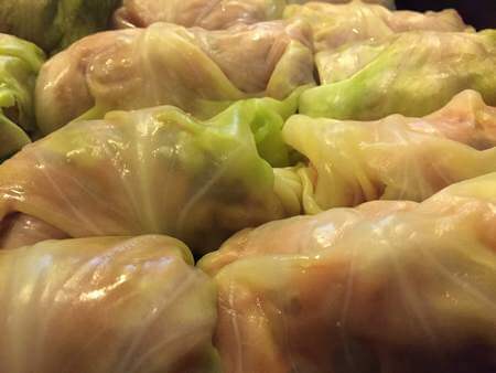 Involtini di verza da cuocere allineati nella pirofila