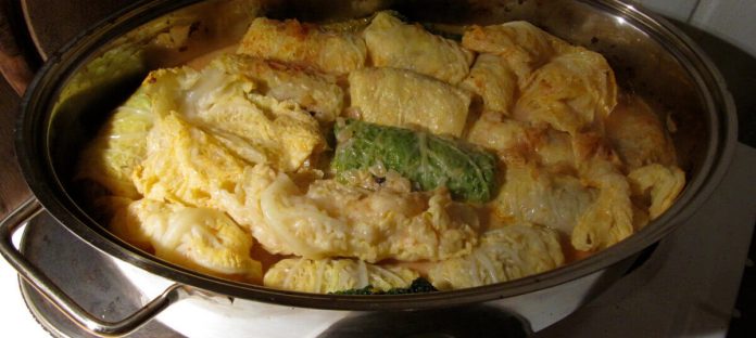 Invitanti involtini di verza ripieni di patate e scamorza Involtini di verza con patate e scamorza appena cotti