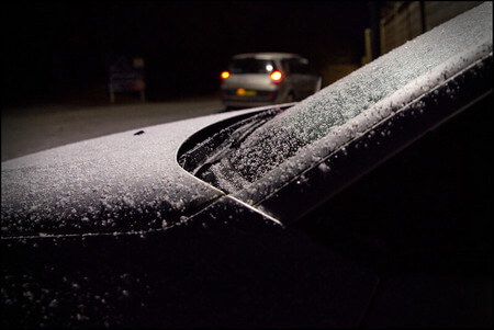Brina su vetro di autovettura posteggiata di notte al gelo