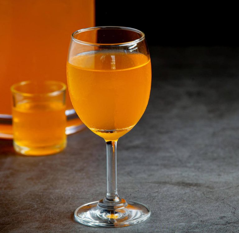 Mandarinetto ghiacciato nel bicchiere