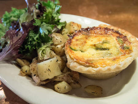 Quiche Lorraine monoporzione con contorno di ortaggi cotti e crudi
