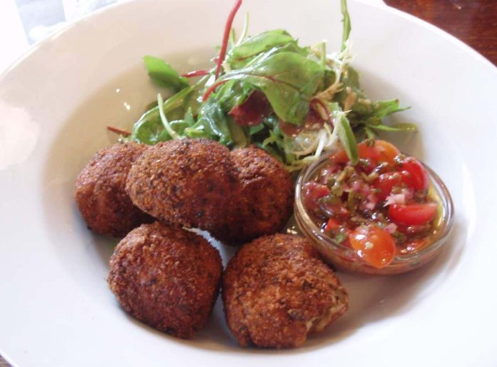 Aspetto delle golose polpette di lenticchie avanzate fritte Polpette di lenticchie avanzate appena fritte