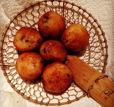 Come scolare le polpette con la schiumarola sulla carta assorbente