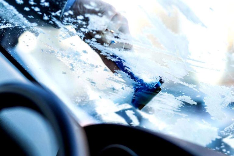 Come rimuovere il ghiaccio dai vetri dell'auto manualmente con il raschietto
